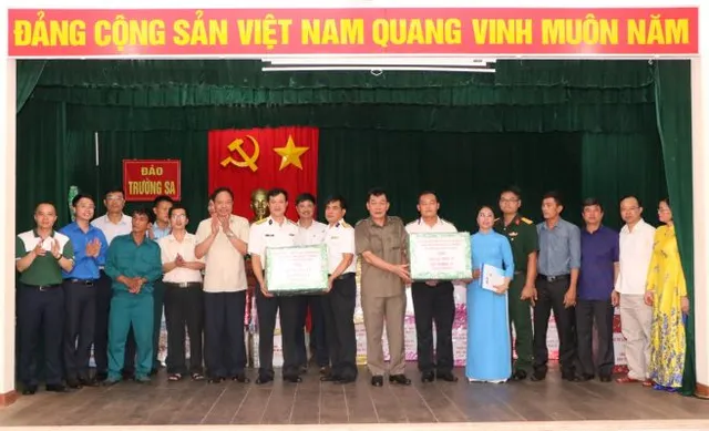 Đoàn công tác Đảng bộ Khối Doanh nghiệp Trung ương thăm huyện đảo Trường Sa và Nhà giàn DK1 - Ảnh 2.