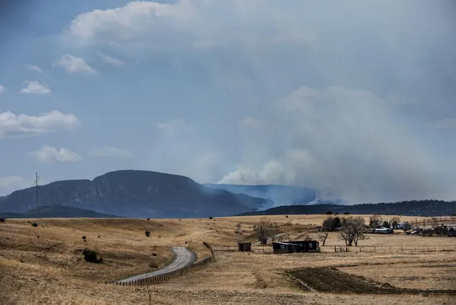 Cháy rừng kỷ lục tại Mỹ: Hàng nghìn người ở bang New Mexico sẵn sàng sơ tán - Ảnh 5.