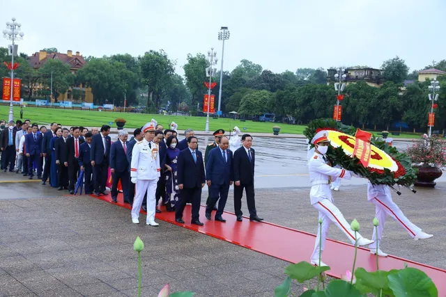 Đại biểu dự Kỳ họp thứ 3, Quốc hội khóa XV vào Lăng viếng Chủ tịch Hồ Chí Minh - Ảnh 1.