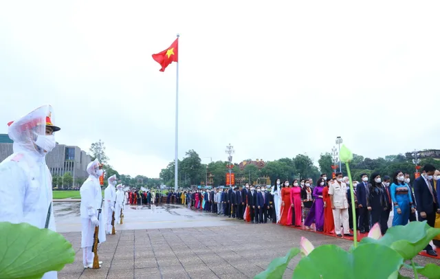 Đại biểu dự Kỳ họp thứ 3, Quốc hội khóa XV vào Lăng viếng Chủ tịch Hồ Chí Minh - Ảnh 3.