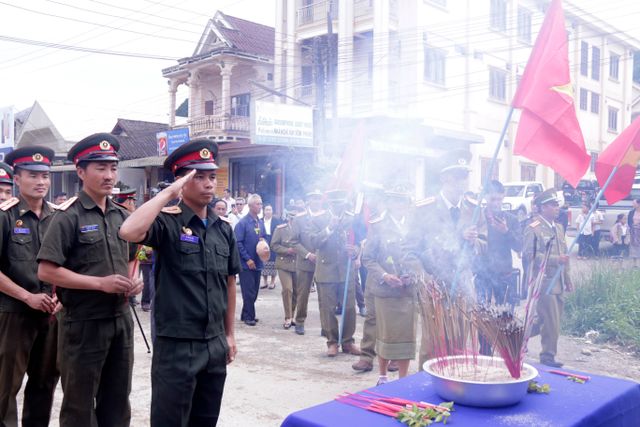 Tiếp nhận, hồi hương 103 hài cốt liệt sĩ Việt Nam hy sinh tại Lào - Ảnh 1.