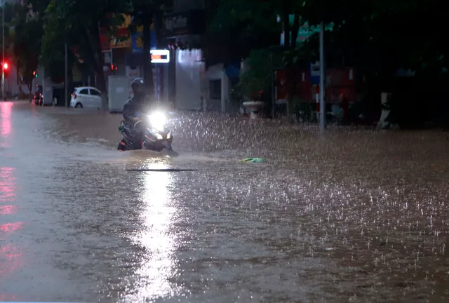 Mưa lớn, nhiều tuyến phố tại Vĩnh Phúc ngập nặng - Ảnh 5.