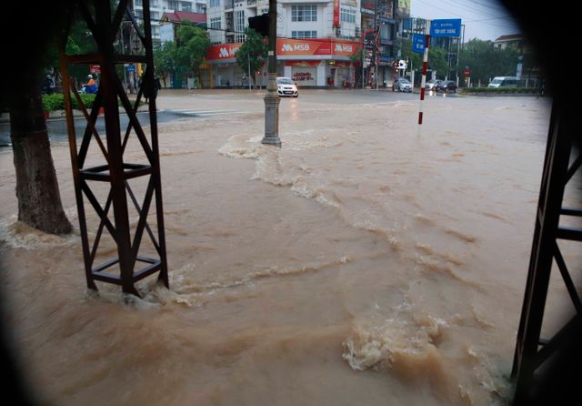 Mưa lớn, nhiều tuyến phố tại Vĩnh Phúc ngập nặng - Ảnh 6.