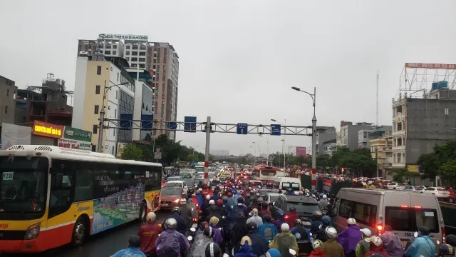 Mưa lớn đầu giờ sáng, nhiều tuyến đường Hà Nội ngập úng, ùn tắc giao thông - Ảnh 8.