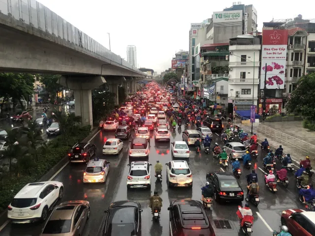 Mưa lớn đầu giờ sáng, nhiều tuyến đường Hà Nội ngập úng, ùn tắc giao thông - Ảnh 5.