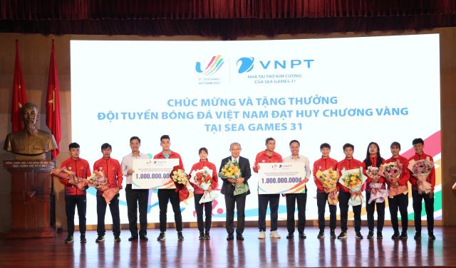 VNPT thưởng “nóng” 2 tỷ đồng cho đội tuyển bóng đá nam U23 và đội tuyển bóng đá nữ Việt Nam - Ảnh 1.