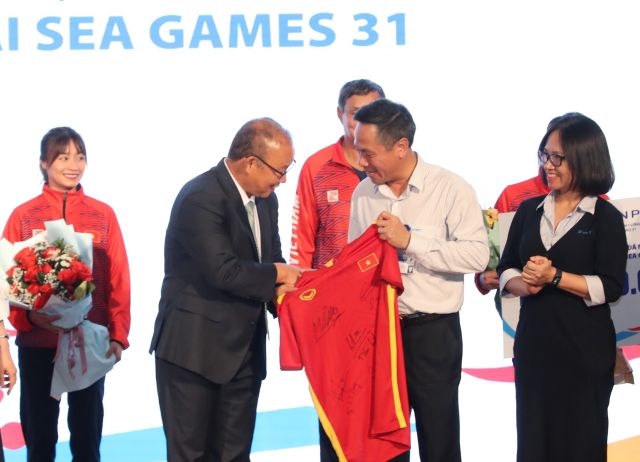 VNPT thưởng “nóng” 2 tỷ đồng cho đội tuyển bóng đá nam U23 và đội tuyển bóng đá nữ Việt Nam - Ảnh 2.
