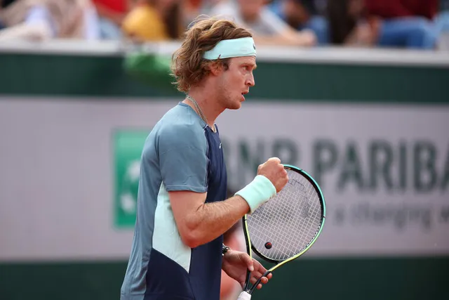 Daniil Medvedev vào vòng 2 Roland Garros 2022 - Ảnh 1.