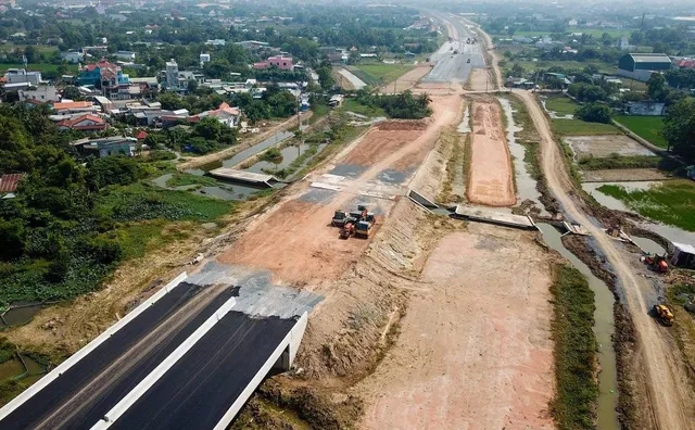 Bộ GTVT: TP Hồ Chí Minh cần bàn giao dứt điểm mặt bằng cao tốc Bến Lức - Long Thành - Ảnh 1.