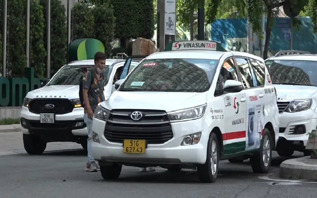 Các hãng taxi “dễ thở” vì giá xăng giảm - Ảnh 1.