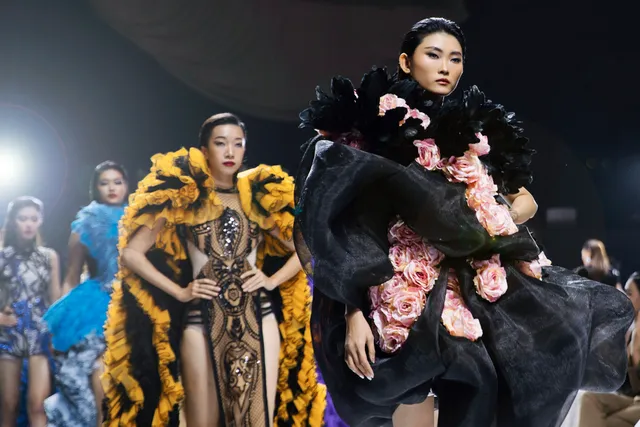 Vợ chồng Khánh Thi - Phan Hiển catwalk với điệu nhảy bốc lửa - Ảnh 13.