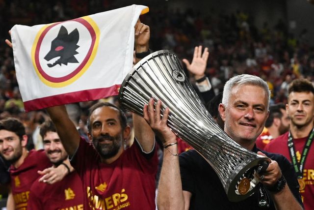 HLV Mourinho có 1 bức tranh tường riêng lại Roma - Ảnh 1.