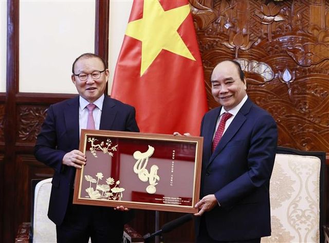Chủ tịch nước Nguyễn Xuân Phúc biểu dương, chúc mừng các HLV Park Hang Seo và Mai Đức Chung - Ảnh 2.