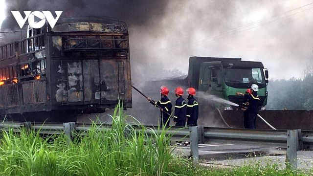 Xe đầu kéo chở nhiều ô tô con bốc cháy ngùn ngụt - Ảnh 1.