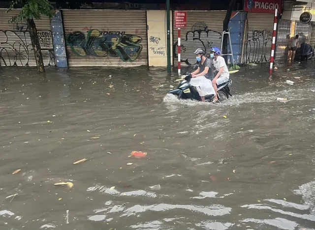 Mưa lớn, nhiều tuyến phố Hà Nội chìm trong biển nước - Ảnh 13.