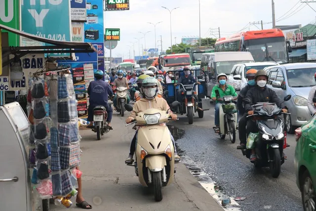 Giao thông ngày cuối nghỉ lễ: Đường bộ dễ thở, hàng không nghẹt thở - Ảnh 2.