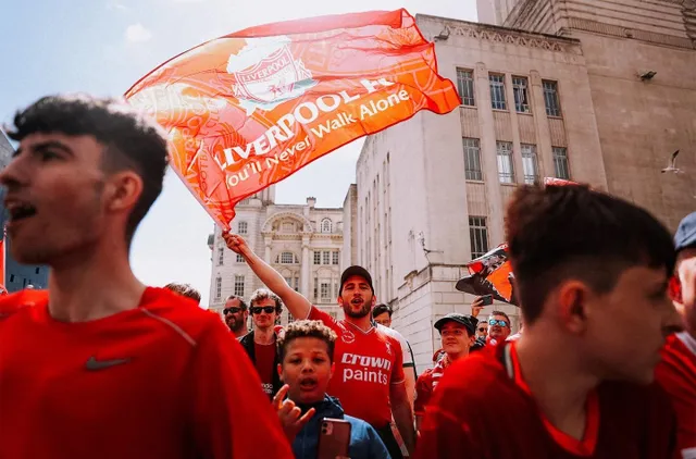 Bỏ lỡ cúp Champions League, Liverpool vẫn được chào đón như những người hùng - Ảnh 8.