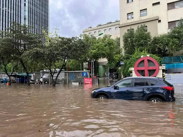 Hà Nội: Ô tô xếp hàng bảo dưỡng, sửa chữa sau mưa lớn - Ảnh 1.