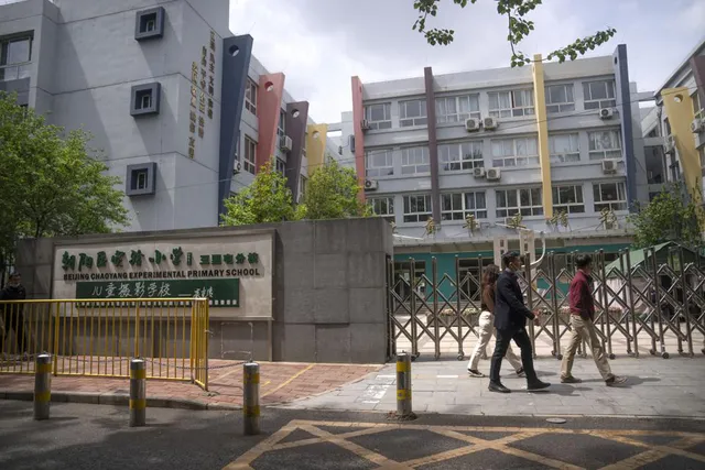 Người dân Bắc Kinh thận trọng quay lại làm việc sau kỳ nghỉ lễ dài ngày - Ảnh 1. Người dân Bắc Kinh thận trọng quay lại làm việc sau kỳ nghỉ lễ dài ngày - Ảnh 1.