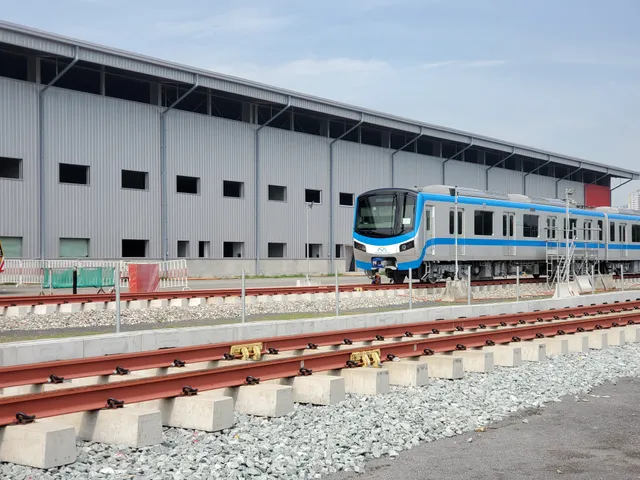 Đưa đoàn tàu metro số 16 17 về depot Long Bình, chuẩn bị chạy thử - Ảnh 2. Đưa đoàn tàu metro số 16 17 về depot Long Bình, chuẩn bị chạy thử - Ảnh 2.