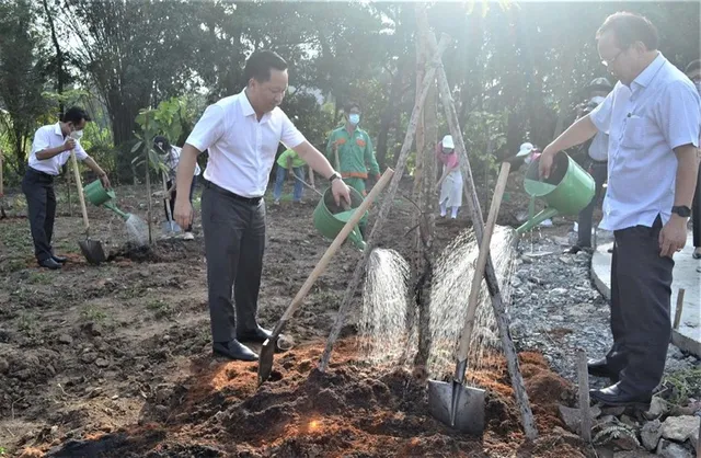 TP Thủ Đức: Trồng 500 cây xanh chào mừng Kỷ niệm 132 năm Ngày sinh Chủ tịch Hồ Chí Minh - Ảnh 1.