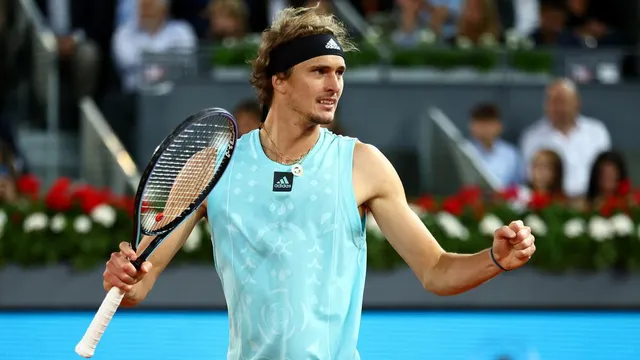 Zverev vượt qua Tsitsipas, giành vé vào chung kết Madrid mở rộng 2022 - Ảnh 3.