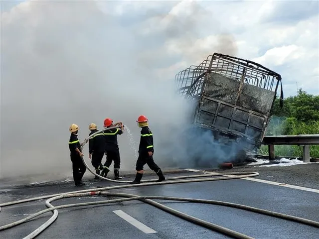 Hoàn thành sửa chữa, thảm lại mặt đường cao tốc Trung Lương sau vụ cháy xe chở nhớt - Ảnh 3.