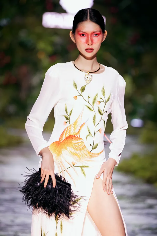 Xuân Lan - Thanh Hằng đọ catwalk trong show NTK Hà Linh Thư - Ảnh 17.