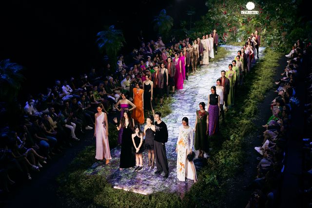 Xuân Lan - Thanh Hằng đọ catwalk trong show NTK Hà Linh Thư - Ảnh 8.