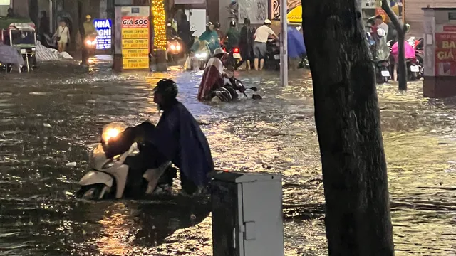 Hà Nội mưa lớn, nhiều tuyến phố ngập sâu - Ảnh 8. Hà Nội mưa lớn, nhiều tuyến phố ngập sâu - Ảnh 8.