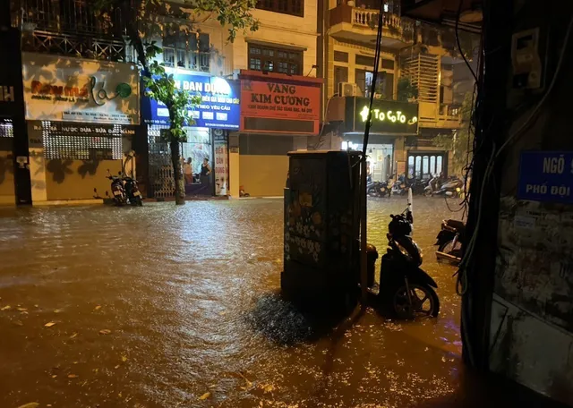 Hà Nội mưa lớn, nhiều tuyến phố ngập sâu - Ảnh 1. Hà Nội mưa lớn, nhiều tuyến phố ngập sâu - Ảnh 1.
