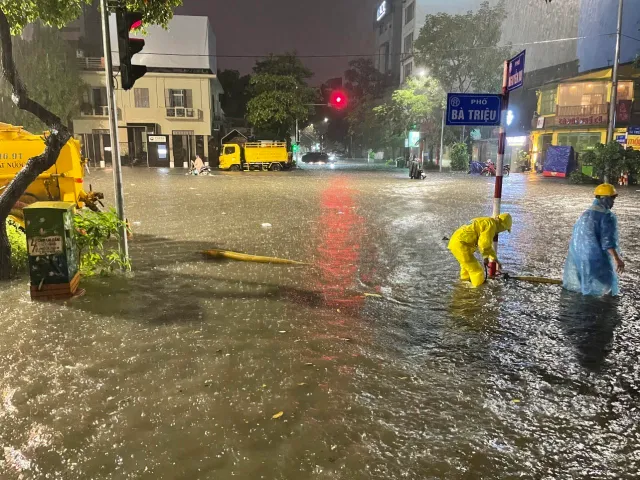 Hà Nội mưa lớn, nhiều tuyến phố ngập sâu - Ảnh 3. Hà Nội mưa lớn, nhiều tuyến phố ngập sâu - Ảnh 3.