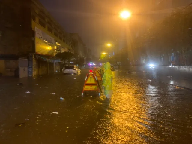 Hà Nội mưa lớn, nhiều tuyến phố ngập sâu - Ảnh 4. Hà Nội mưa lớn, nhiều tuyến phố ngập sâu - Ảnh 4.