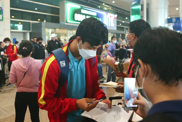 Nhóm đầu tiên của đội tuyển U23 Việt Nam về nước an toàn - Ảnh 2.