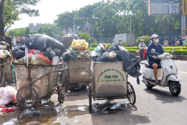 Rác thải lại ùn ứ trên nhiều tuyến phố Hà Nội - Ảnh 6.