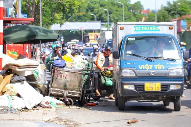 Rác thải lại ùn ứ trên nhiều tuyến phố Hà Nội - Ảnh 3.