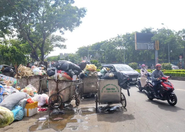 Hà Nội tái diễn ùn ứ rác thải sinh hoạt, xe rác tràn ra đường phố - Ảnh 1.