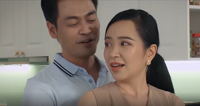 Lối nhỏ vào đời - Tập 9: Dũng khó chịu khi thấy bố âu yếm bạn gái trong nhà - Ảnh 1.