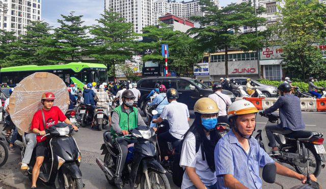 Xe ồ ạt ngược chiều tại các điểm nóng giao thông Hà Nội vừa tổ chức lại - Ảnh 2.