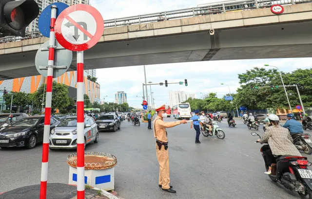 Xe ồ ạt ngược chiều tại các điểm nóng giao thông Hà Nội vừa tổ chức lại - Ảnh 14.