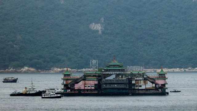 Hong Kong (Trung Quốc) điều tra vụ nhà hàng nổi mang tính biểu tượng bị lật úp trên Biển Đông - Ảnh 1.