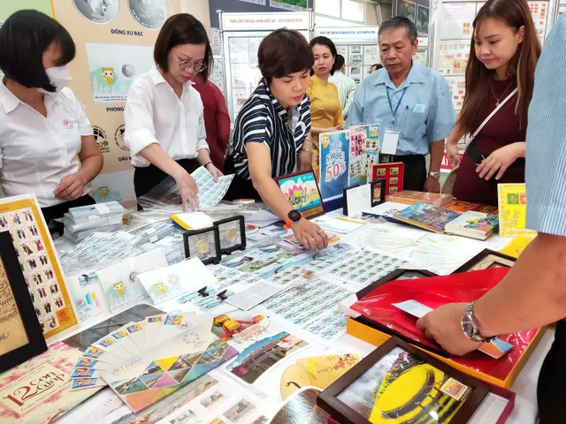 Người dân Hà Nội hào hứng đến với triển lãm tem bưu chính lớn nhất Việt Nam - Ảnh 10.