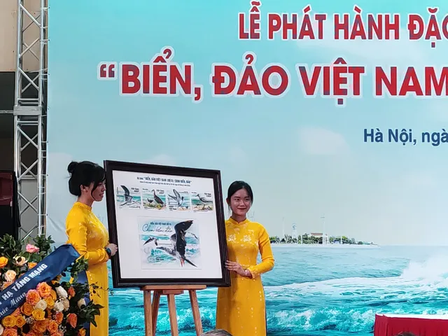 Người dân Hà Nội hào hứng đến với triển lãm tem bưu chính lớn nhất Việt Nam - Ảnh 12.