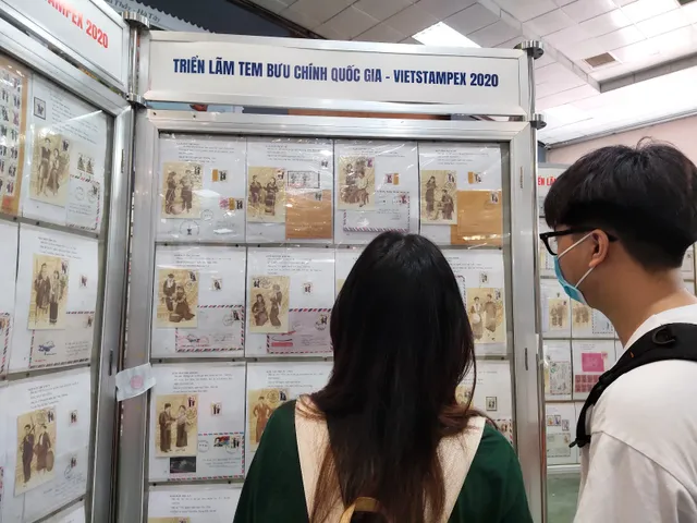 Người dân Hà Nội hào hứng đến với triển lãm tem bưu chính lớn nhất Việt Nam - Ảnh 6.