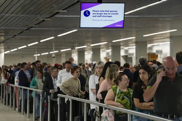 Hà Lan giới hạn số chuyến bay tại sân bay Schiphol - Ảnh 1.