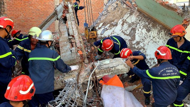 Sập tường căn nhà đang tháo dỡ, 2 người thương vong - Ảnh 1.