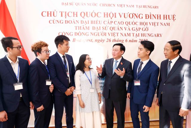 Chủ tịch Quốc hội thăm Đại sứ quán và gặp mặt cộng đồng người Việt Nam tại Hungary - Ảnh 1.