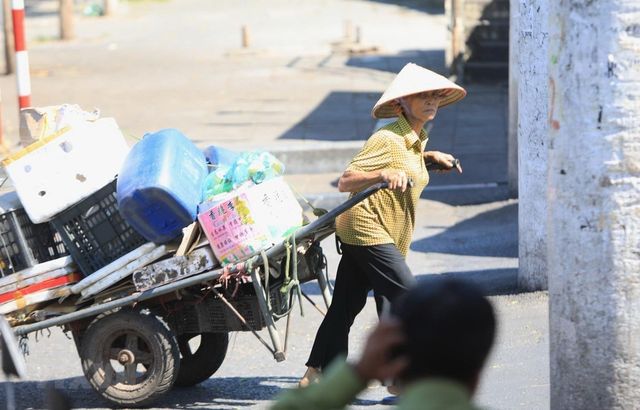 Người dân lao động vất vả mưu sinh dưới nắng nóng - Ảnh 1.