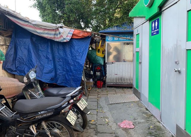 Hà Nội: Nhiều nhà vệ sinh công cộng xuống cấp, cửa đóng then cài - Ảnh 3.