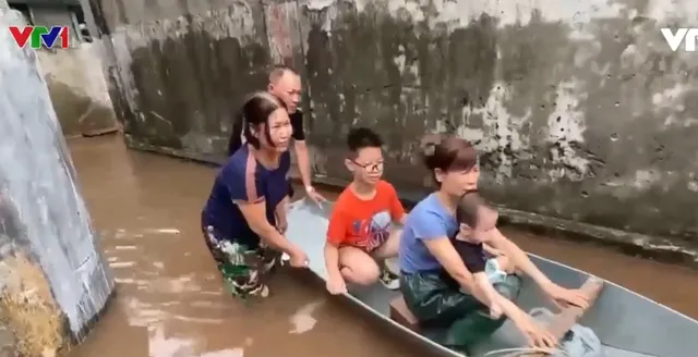 Ngập úng, hàng trăm hộ dân giữa Thủ đô phải bắc cầu khỉ để vào nhà - Ảnh 2.